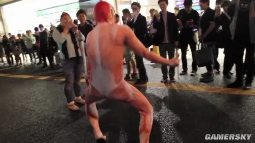 东京街头惊现猥琐“巨人” 美女被吓仓皇逃离