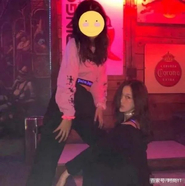 王菲女儿李嫣术后治疗好兔唇,长得像年轻王菲,惊艳众人,你认为呢?