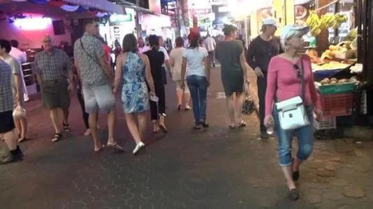 中国游客在泰国遭武装人员抢劫,事件有何具体细节?