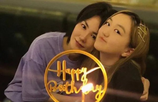 王菲女儿李嫣术后治疗好兔唇,长得像年轻王菲,惊艳众人,你认为呢?