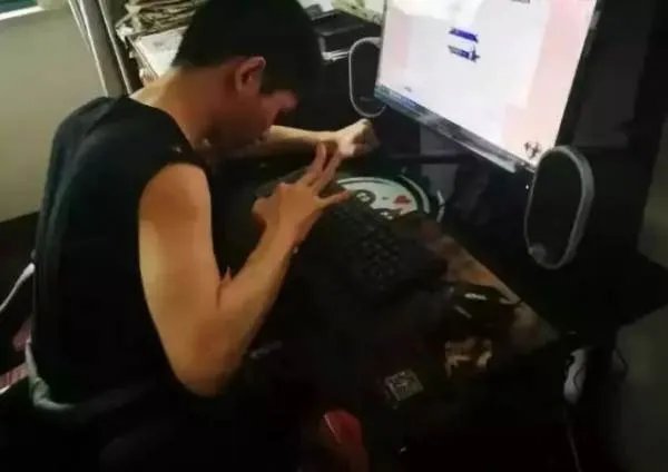 瘫痪作家一根手指敲出3百万字,是什么支撑着他这么坚持?