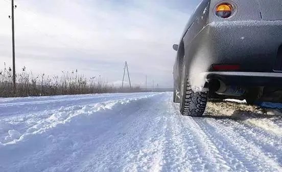运城车辆翻入水库,下雪天开车应注意些什么?