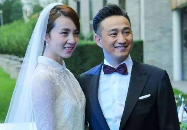 黄磊夫妇与何炅聚餐现身,为什么孙莉却成为亮点?
