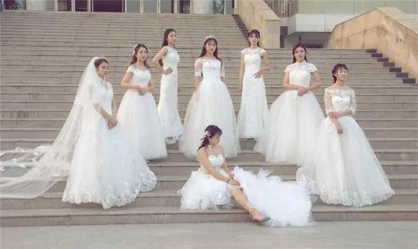 贵州一女大学生抱婴儿拍毕业照,毕业就生子,会不会太年轻了些?