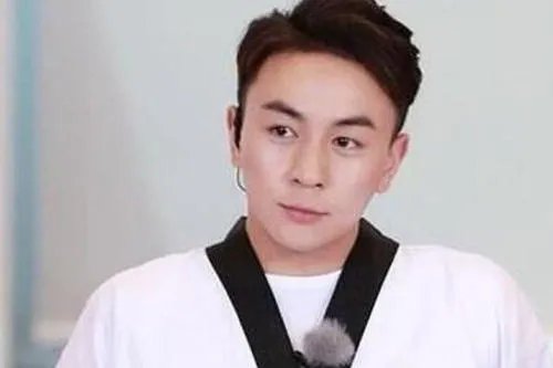 释小龙开豪车带美女游玩,一直没有作品的他为什么这么有钱?