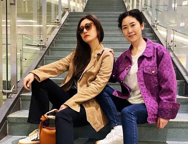 刘芸晒妈妈照片被辱骂怒怼网友,明星为何不喜欢被质疑?
