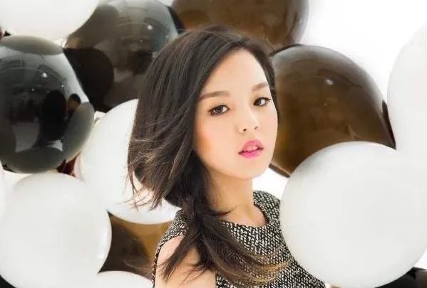 “太成熟了”，李咏女儿晒近照后为何被这样说？