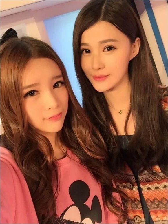 PLU游戏娱乐传媒主持人 美女主播小悠私人生活照