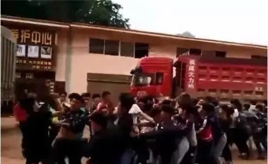 50名中学生群殴是怎么回事?
