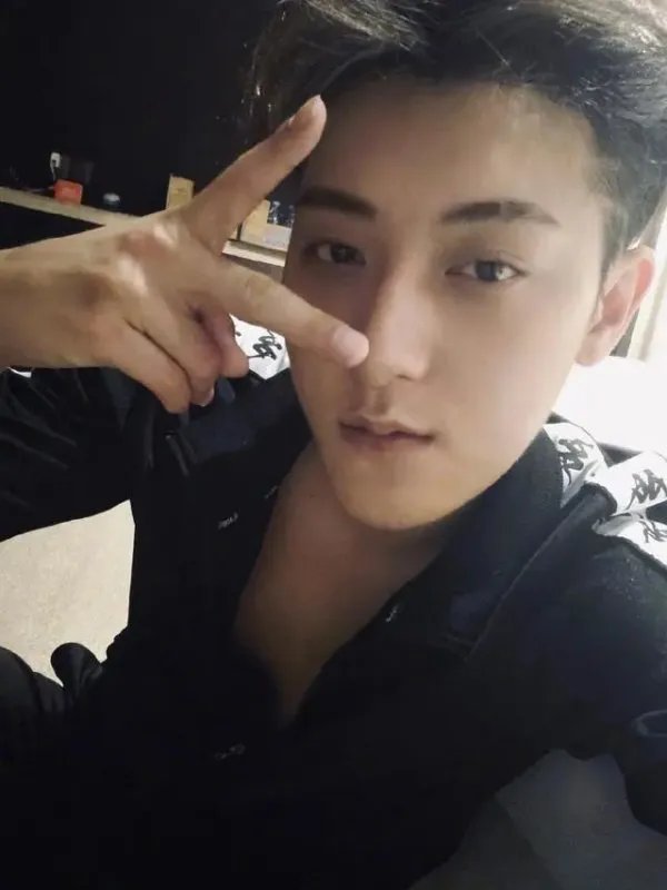 黄子韬在父亲去世后的首次现身,是什么样的状态呢?