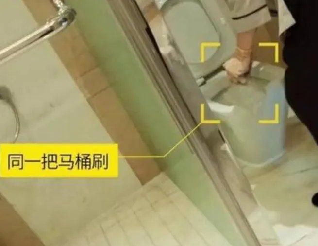 CRT阿姨为什么用浴巾擦地