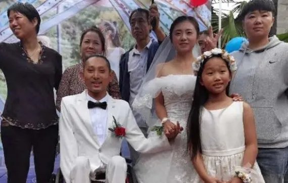 登上泰山的渐冻男子迎娶贵州女孩是怎么回事？