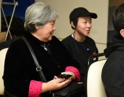窦靖童给奶奶庆生,如何评价窦靖童的性格?