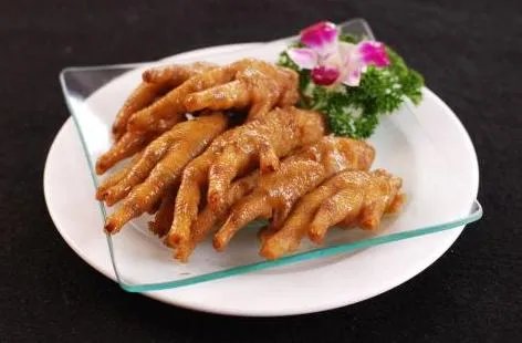 小作坊工人用嘴啃出无骨鸡爪的视频流出,看完你还敢吃那些东西吗?