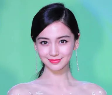 杨颖在日本出道时的旧照曝光，与现在判若两人，造型令人咂舌，是什么样子？
