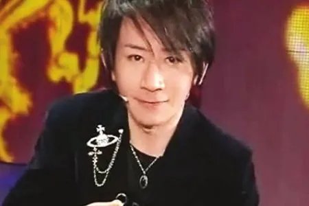 刘谦把碎纸条变成面条吃了,现场的人是什么反应?