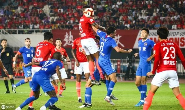 恒大2-0击败上海上港积分反超国安,上海上港此场怎么会错失这个机会?大家怎么看?