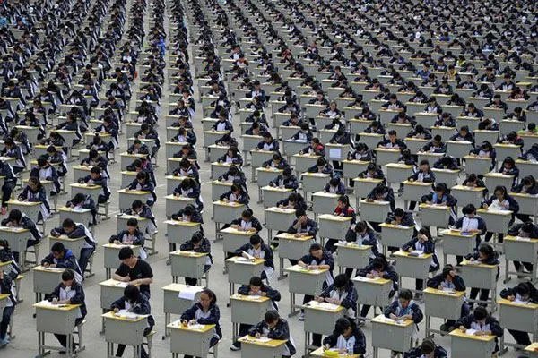 中学组织学生露天考试,这算是一种新型的考试形式吗?