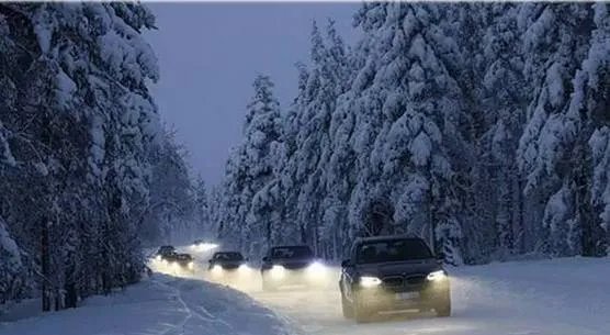 运城车辆翻入水库,下雪天开车应注意些什么?