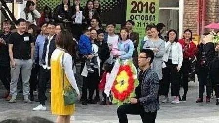 如果你的追求者拿着花圈向你表白，你会怎么做？