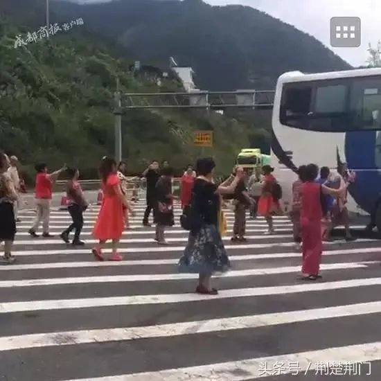 大巴高速故障，大妈下车跳广场舞，可以吗？