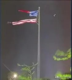 如何看待美国最大国旗被雷劈断,华盛顿纪念碑也遭雷击呢?