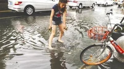 女孩为什么光脚清下水道?