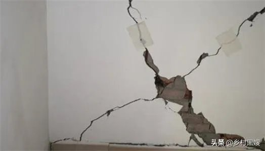 为什么农村的自建房会出现墙面裂缝、开裂、返潮的质量问题？问题出在哪？该怎么解决？