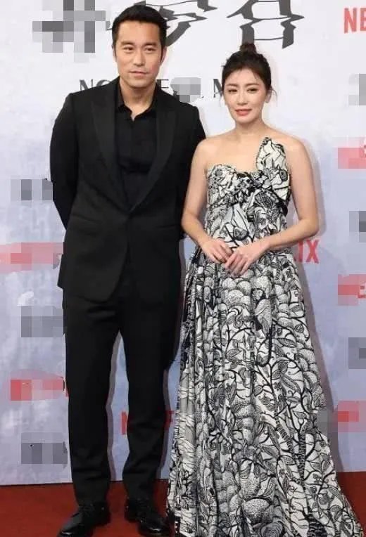 简约款礼裙被气质女神贾静雯穿出了什么感觉?