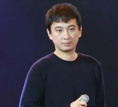 王思聪穿黄色奢华滑雪服现身张家口,遭到了网友怎样的调侃?