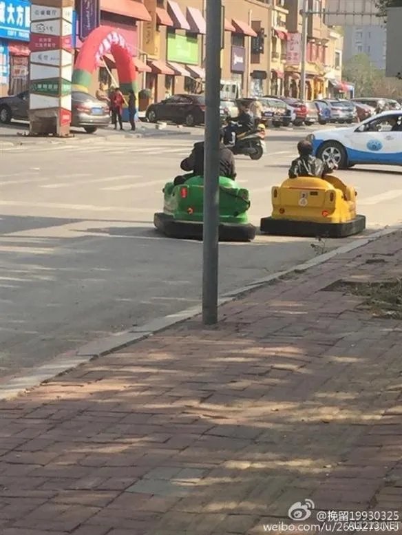 厉害了!沈阳两大叔开碰碰车上路:与汽车并行等红灯