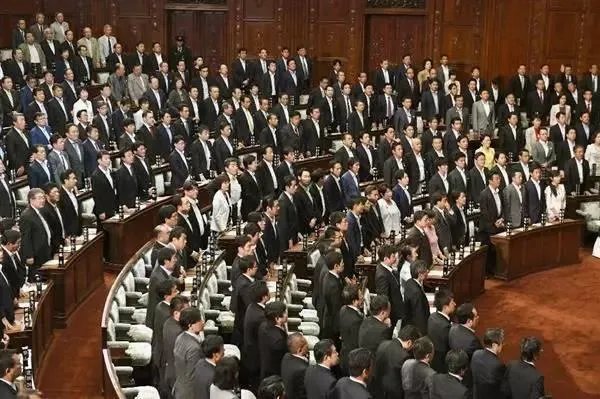 日本天皇退位对日本国内有哪些影响？