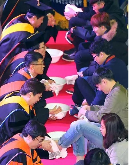 为什么韩国大学校长教授为新生洗脚?