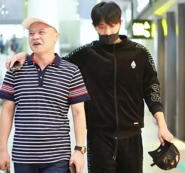 黄子韬在父亲去世后的首次现身,是什么样的状态呢?