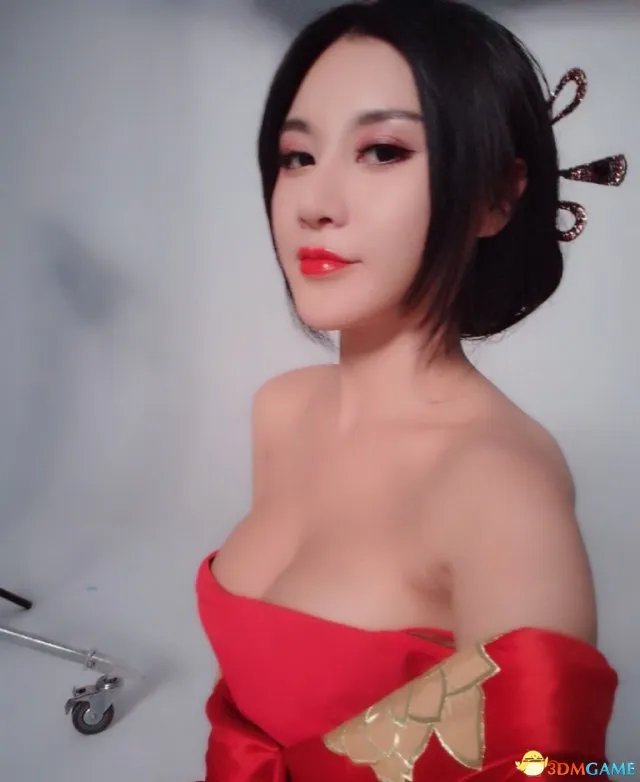 中国乳神樊玲化身美人貂蝉图赏 穿着暴露性感撩人