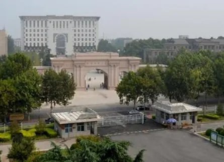 高校连续27年为女生发卫生纸,如何赞扬学校这一做法?