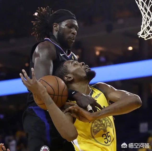勇士被31分逆转,6犯离场杜兰特在场下一脸迷茫,今夏成为自由球员的他会加盟快船吗?