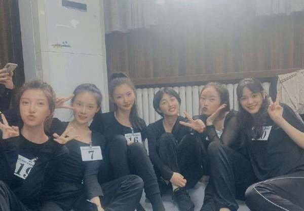 同为新生，张子枫赵今麦同学合影差距大，为什么一个不起眼一个鹤立鸡群？