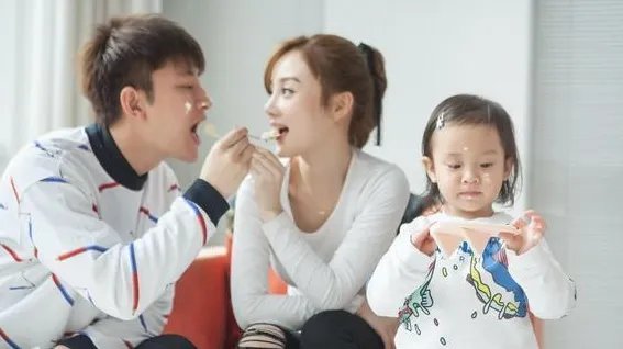李小璐贾乃亮为甜馨庆生。你觉得他们还能复合吗?