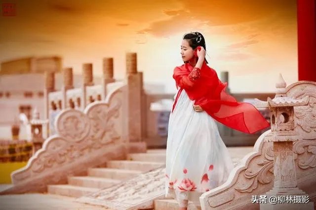 人像摄影中,你认为旗袍与汉服哪个更能拍出中国女人的韵味?你喜欢拍哪一种服装?