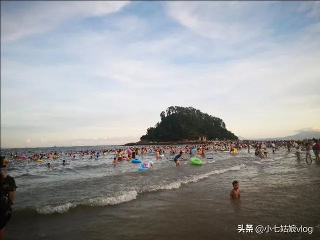 想去惠州看海，哪里海边比较好，附近的酒店性价比怎么样？