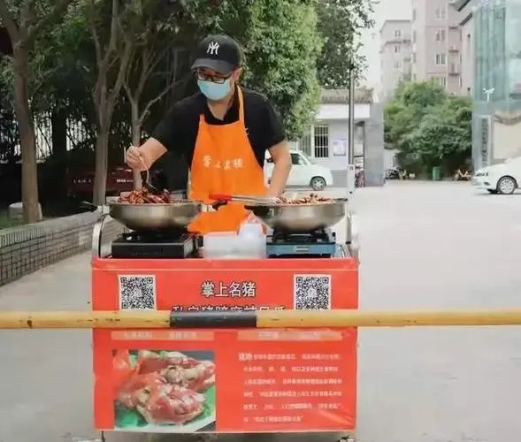 陕西西安一物理学硕士摆摊卖卤味,这位博士为何这么做?