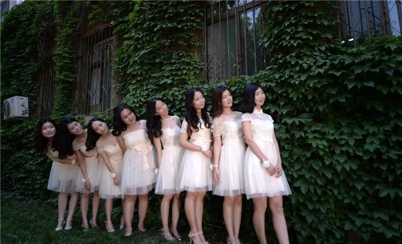 贵州一女大学生抱婴儿拍毕业照,毕业就生子,会不会太年轻了些?