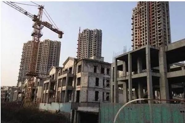 昆明业主住烂尾楼雨水洗脸，期房政策真的合理吗？