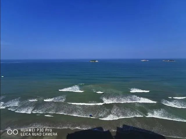 想去惠州看海，哪里海边比较好，附近的酒店性价比怎么样？