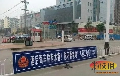 兰州街头卖萌路标走红 另类交通警示牌让人啼笑皆非