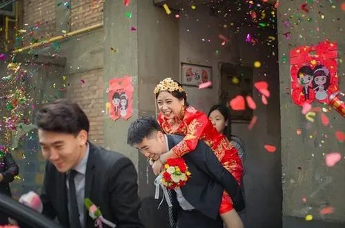 贵州一新郎接亲,十几个大汉坐门口剥玉米,大汉们的样子有多滑稽?