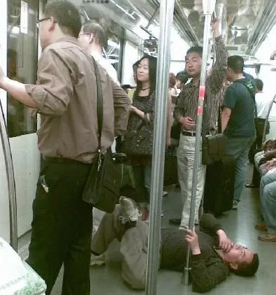 上海一男一女地铁互殴均被刑拘，双方引发争执的原因是什么？