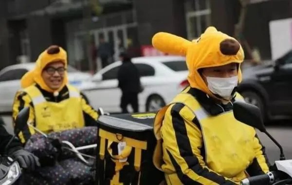 深圳物业锁外卖小哥车称“人民的权力”,物业为何这么做?