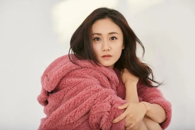 刘芸晒妈妈照片被辱骂怒怼网友，明星为何不喜欢被质疑？